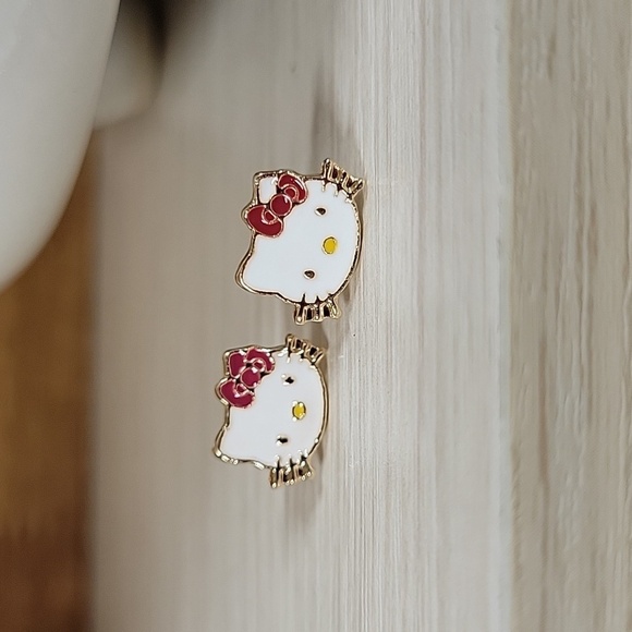 Sanrio Jewelry - 🔥LAST PAIR🔥 Classic Hello Kitty Stud Earrings